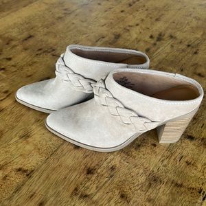 ⛱️⛱️Universal Thread suede heels⛱️⛱️